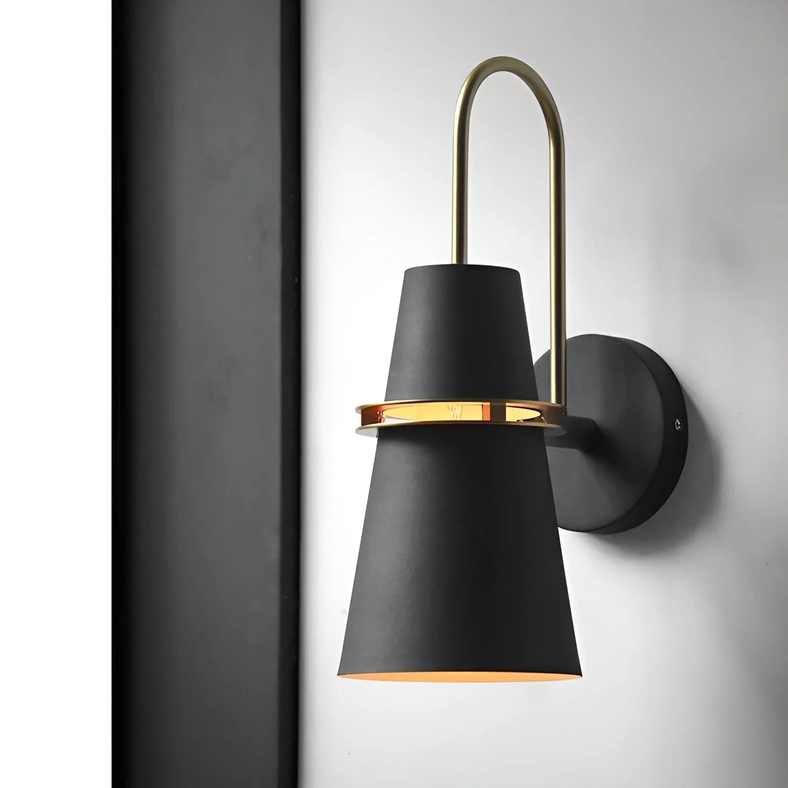 Retro Elegance Væglampe - EliteAura Luxe Belysning