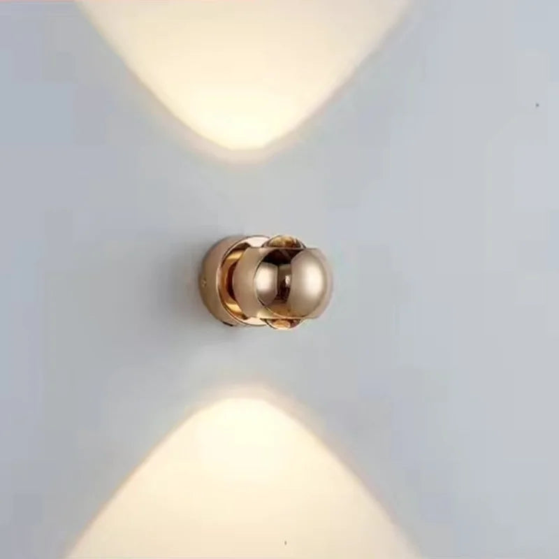 LumièreArt – Elegant Væglampe med Fleksibel Belysning