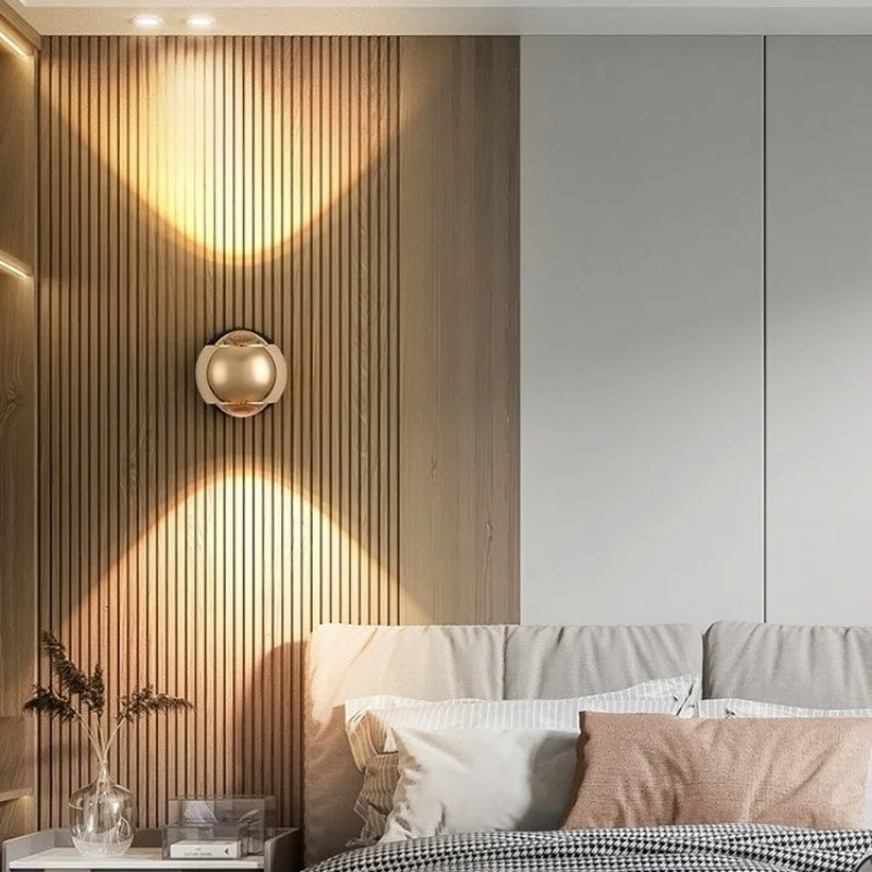 LumièreArt – Elegant Væglampe med Fleksibel Belysning