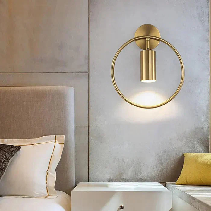 FlammeStylée – Guld Væglampe til Elegant Atmosfære