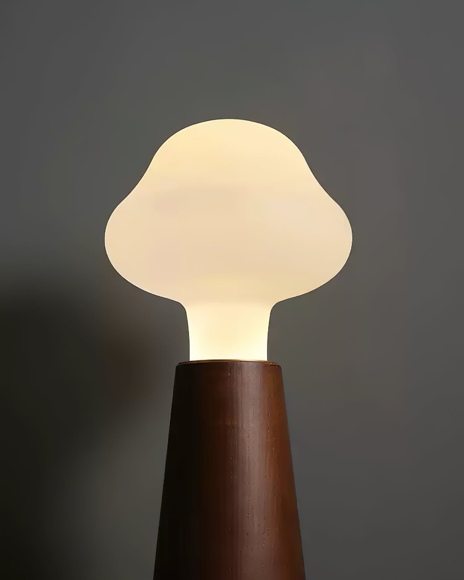 Cloudlet Glow – Blød og Elegant Bordlampe i Skyinspireret Design til Hygge og Moderne Indretning