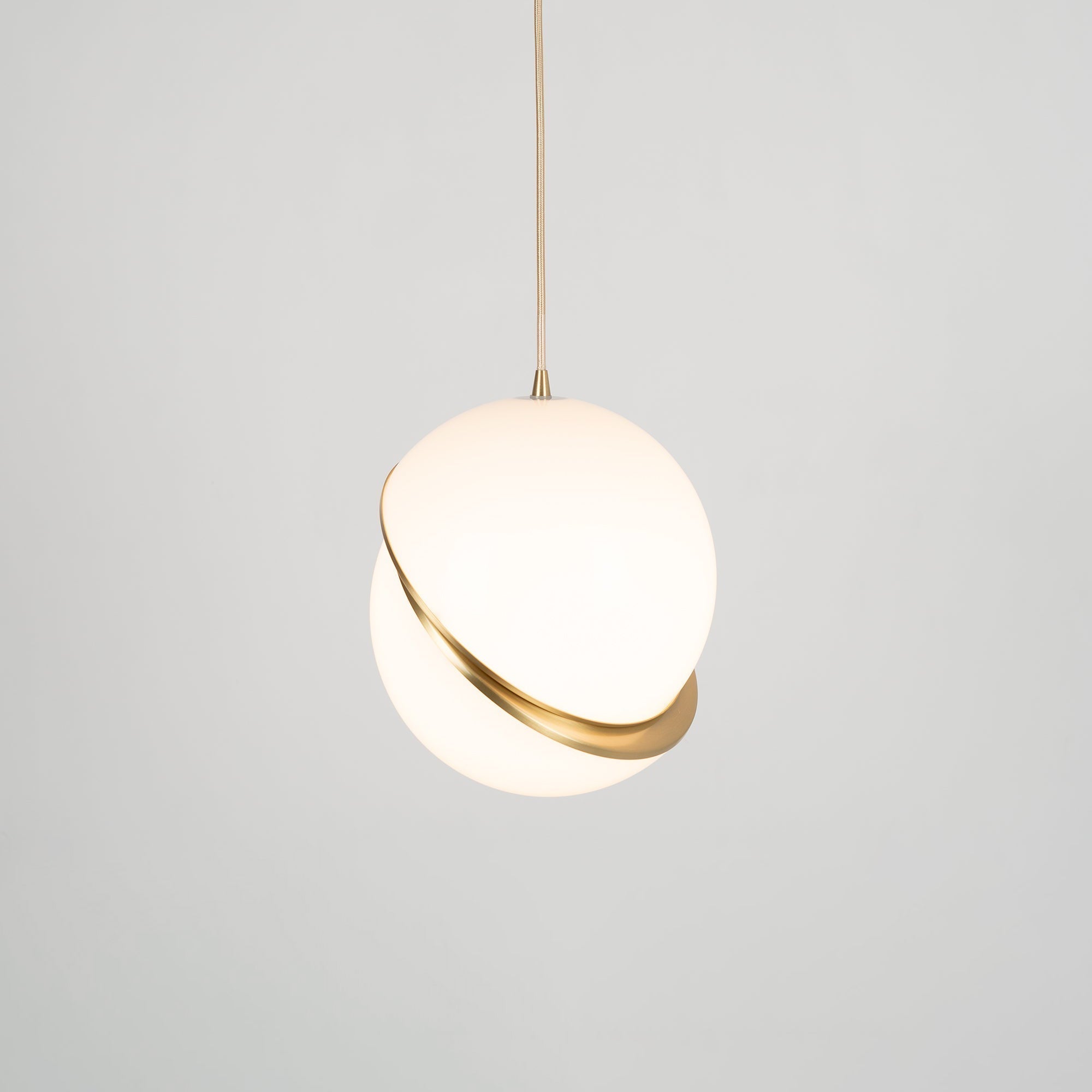 Halvmåne Pendel – Moderne Loftlampe i Unikt Måneformet Design til Spisestue og Stue