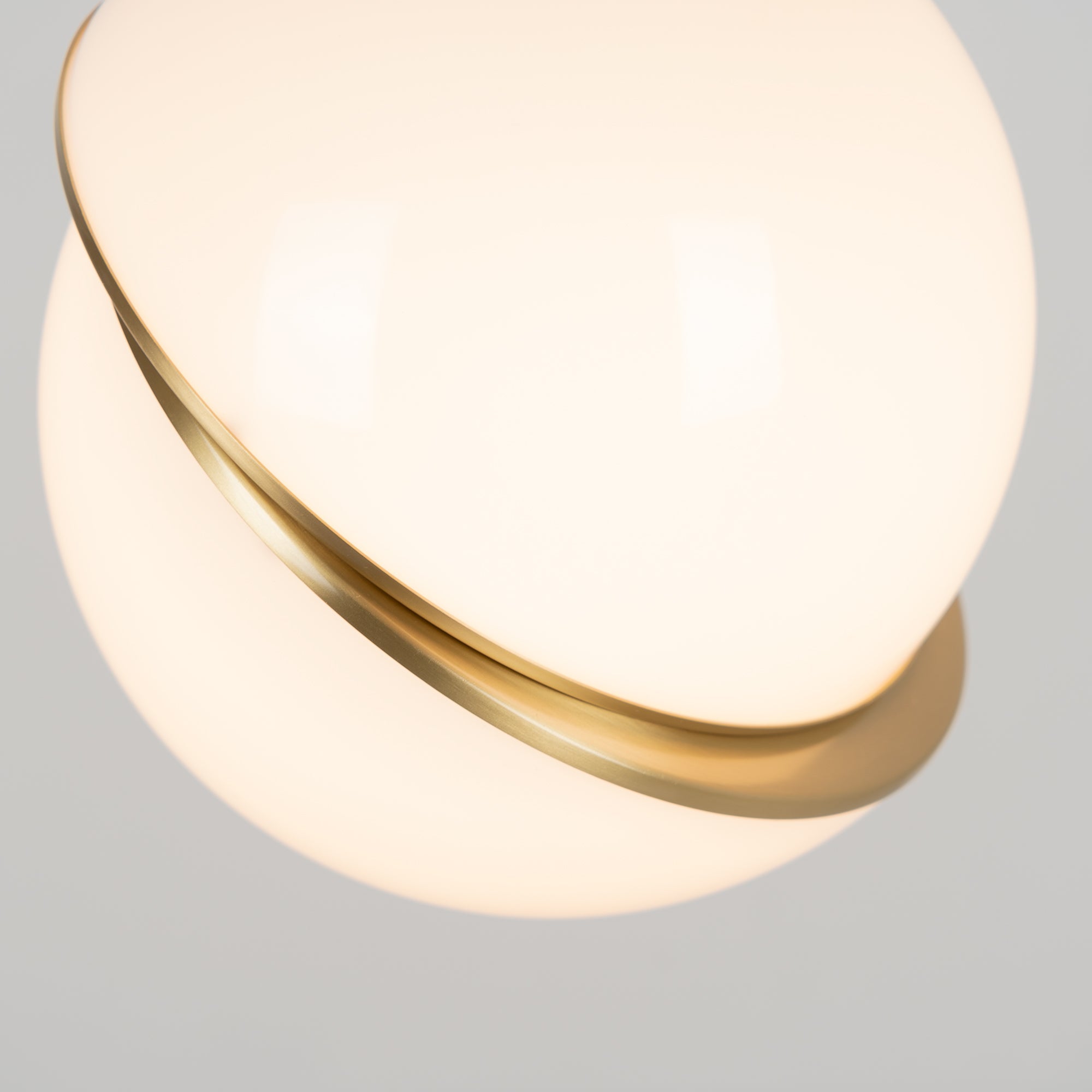 Halvmåne Pendel – Moderne Loftlampe i Unikt Måneformet Design til Spisestue og Stue