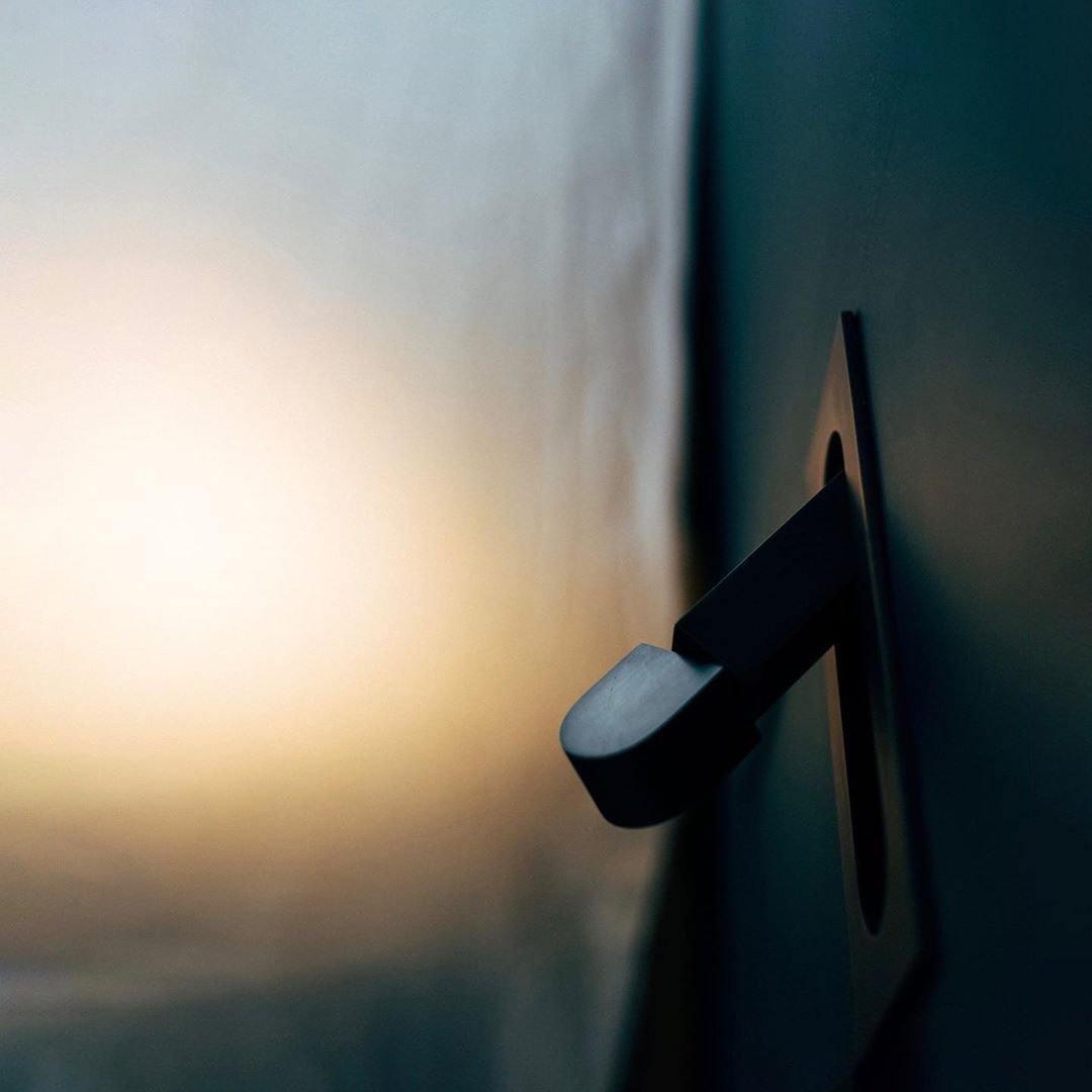 LumiNook – Justerbar natlampe til sengebord