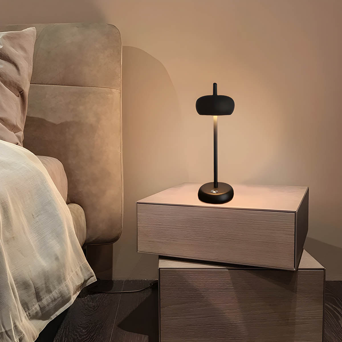 Rine Glow – Stilren Bordlampe i Moderne Design til Soveværelse, Stue og Kontor