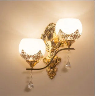 CrystalLuxe – Guld LED Væglampe til Atmosfærisk Belysning
