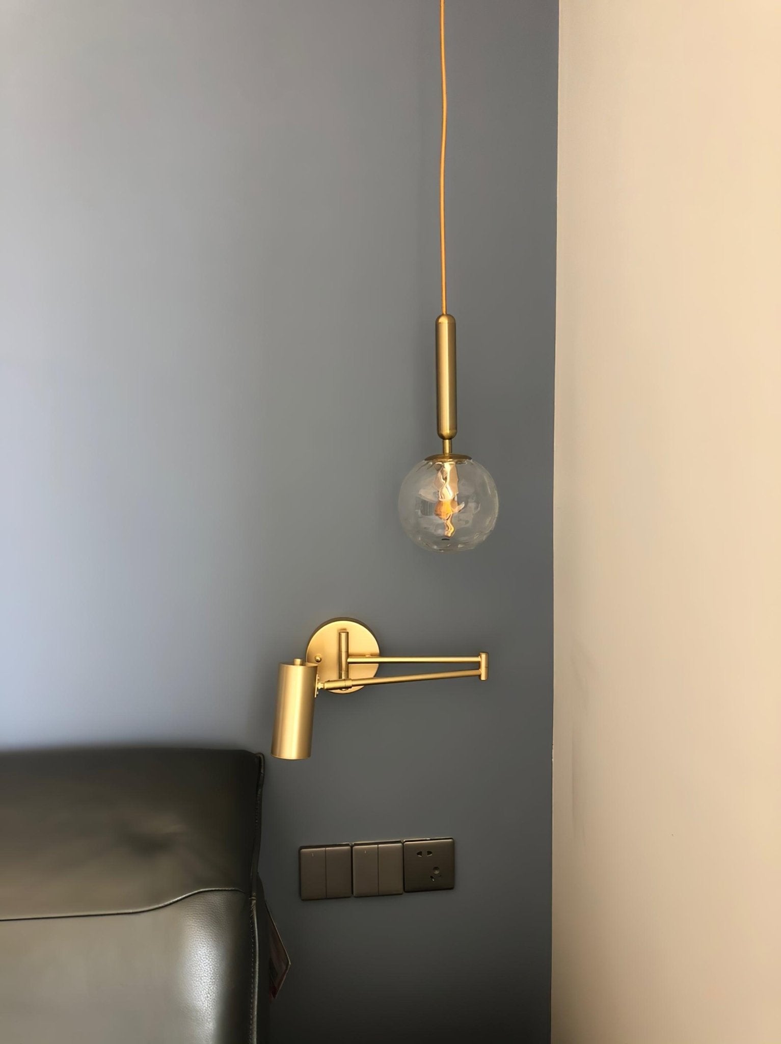 ModernGlow - Sleek væglampe af metal og acryl