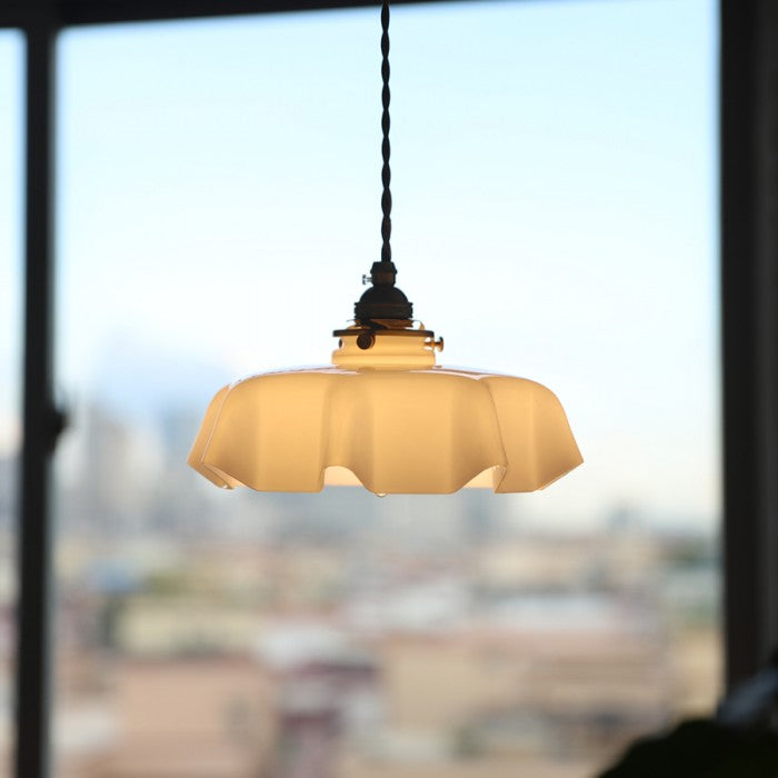 FloraRetro – Vintage lampa wisząca ze szkła z kwiatowym wzorem i kremowym detalem