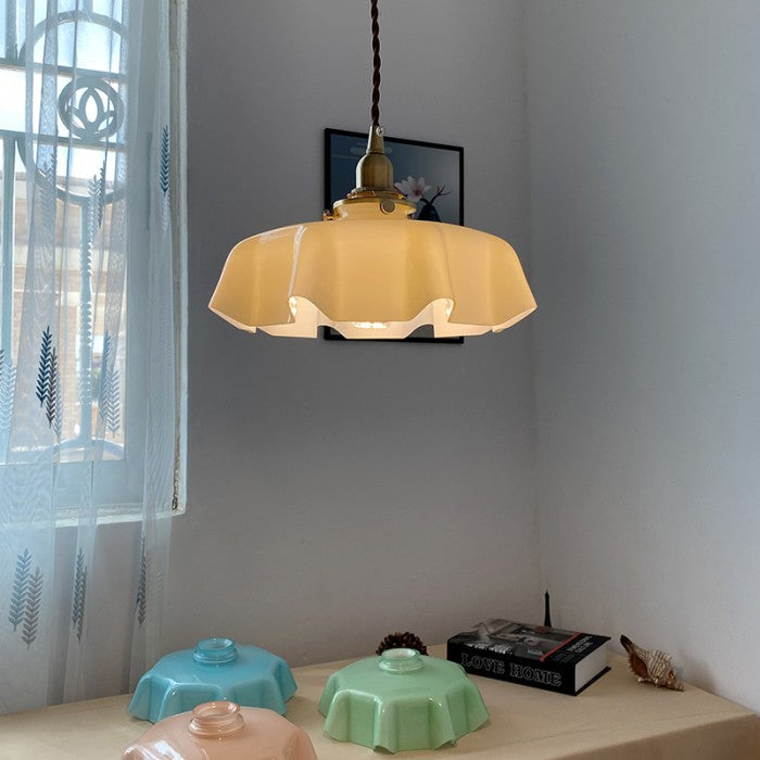 FloraRetro – Vintage lampa wisząca ze szkła z kwiatowym wzorem i kremowym detalem