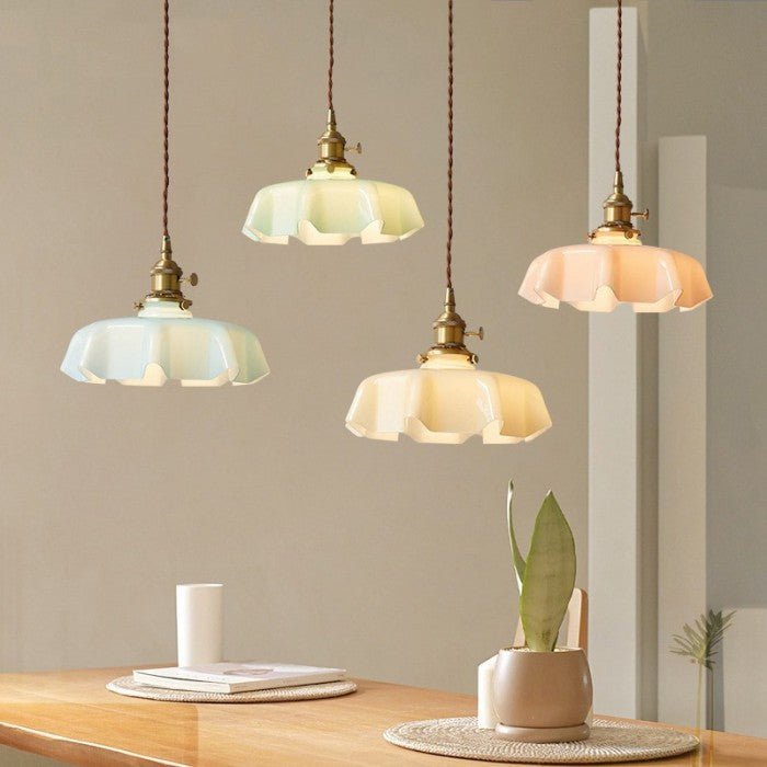 FloraRetro – Vintage lampa wisząca ze szkła z kwiatowym wzorem i kremowym detalem