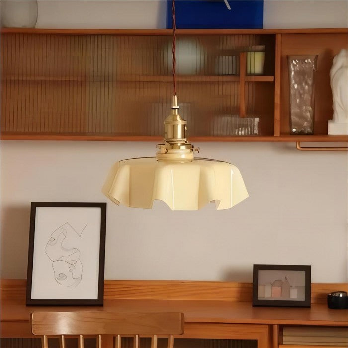 FloraRetro – Vintage lampa wisząca ze szkła z kwiatowym wzorem i kremowym detalem